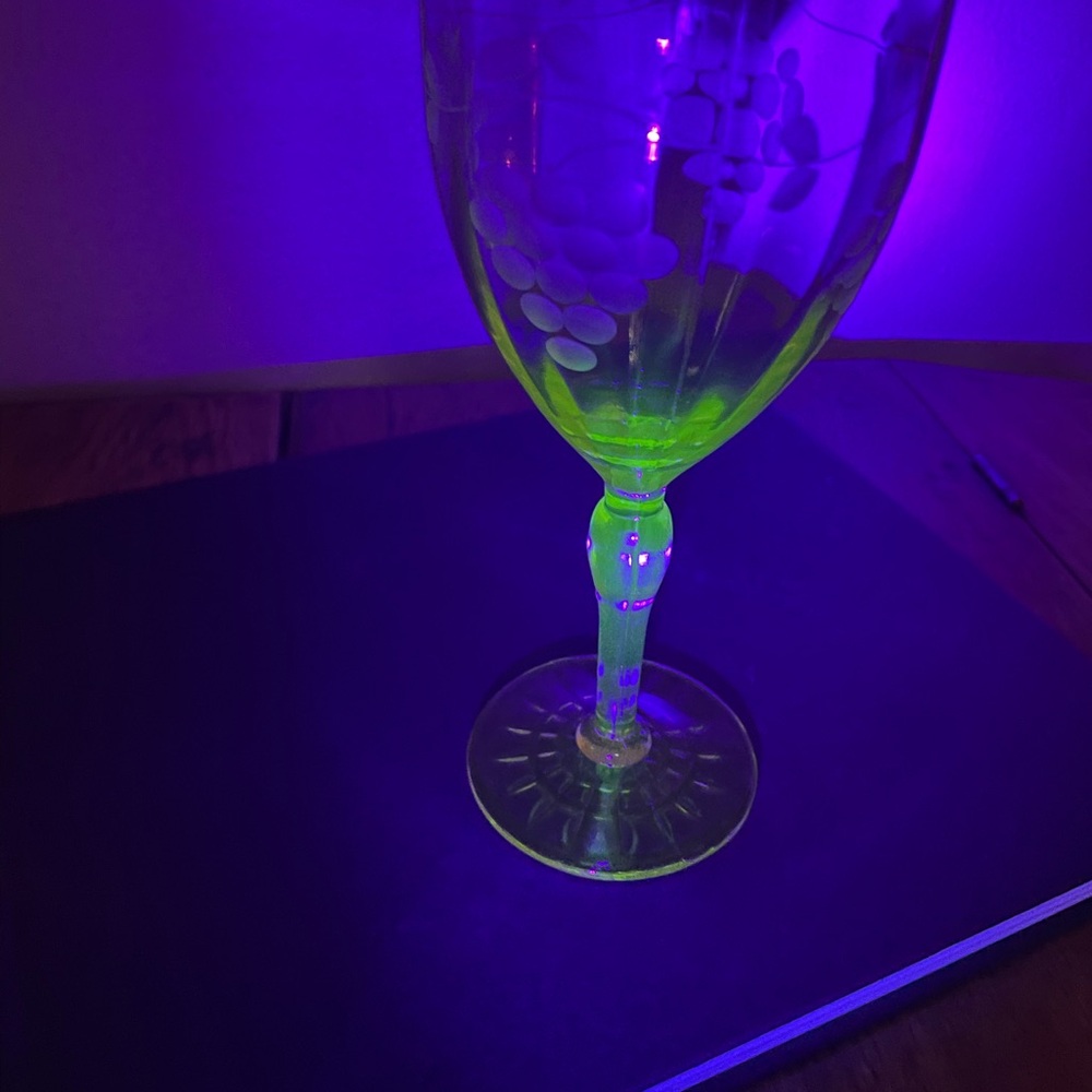 Set of 4 Vintage Uranium (Vaseline) Glass Wine Glasses – Glows Under UV - Picture 12 of 13